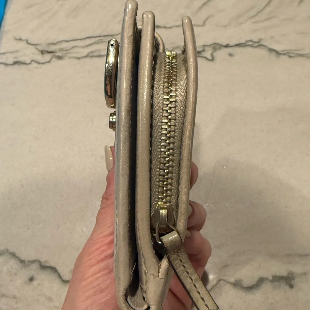 Gucci Beige GG Embossed Leather Bifold Wallet Gold D-Clasp Vintage Authentic